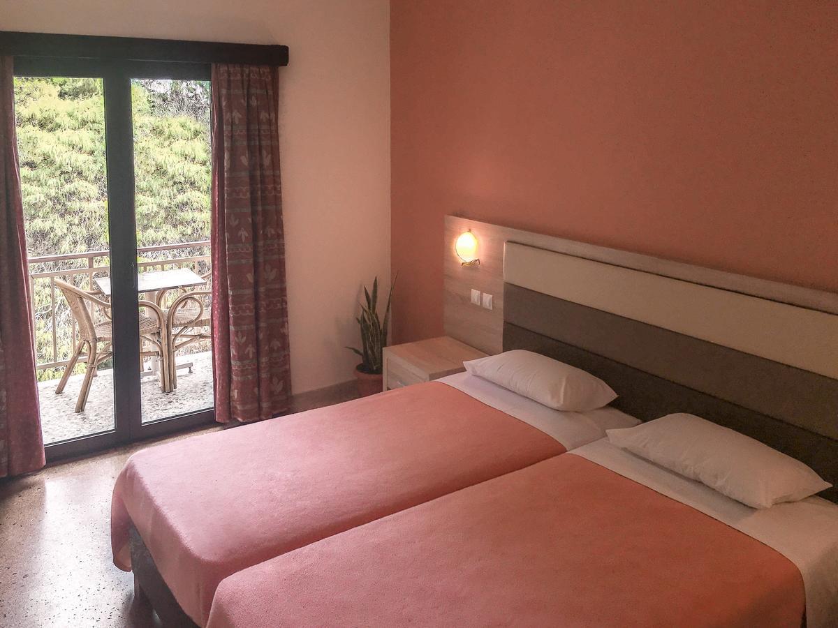 The Delfini Hotel Agia Marina  Extérieur photo