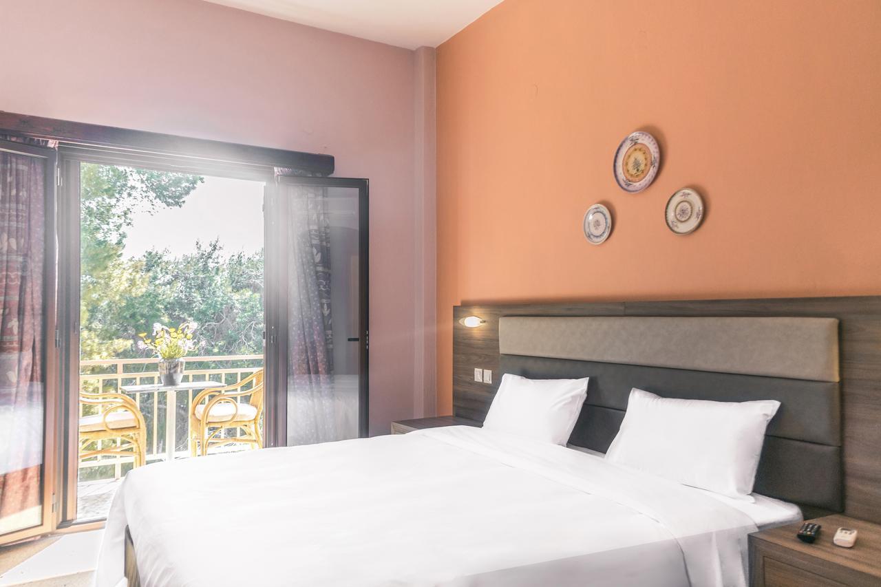 The Delfini Hotel Agia Marina  Extérieur photo